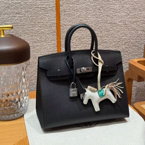 Classic Hermes Bag: A Stylish and Versatile Choice for Elegance - Picture 1 of 6